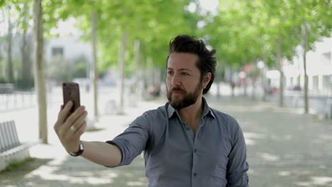 Schöner-Mann,-Der-Draußen-Ein-Selfie-Mit-Dem-Smartphone-Macht